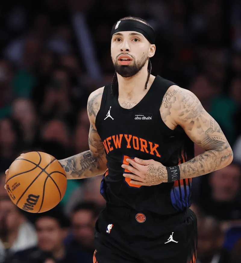 华体会下载-28岁生日快乐！NBA官方晒阿尔瓦拉多赛场照为其庆生